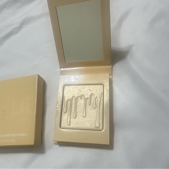 Kylie Cosmetics Pressed Illuminating Powder - Picture 3 of 5